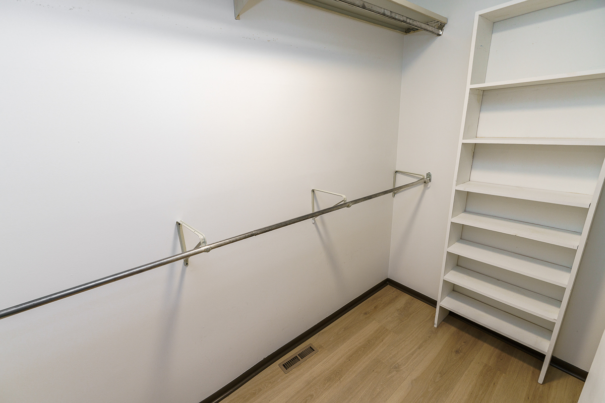 324 Meadowside Court-32