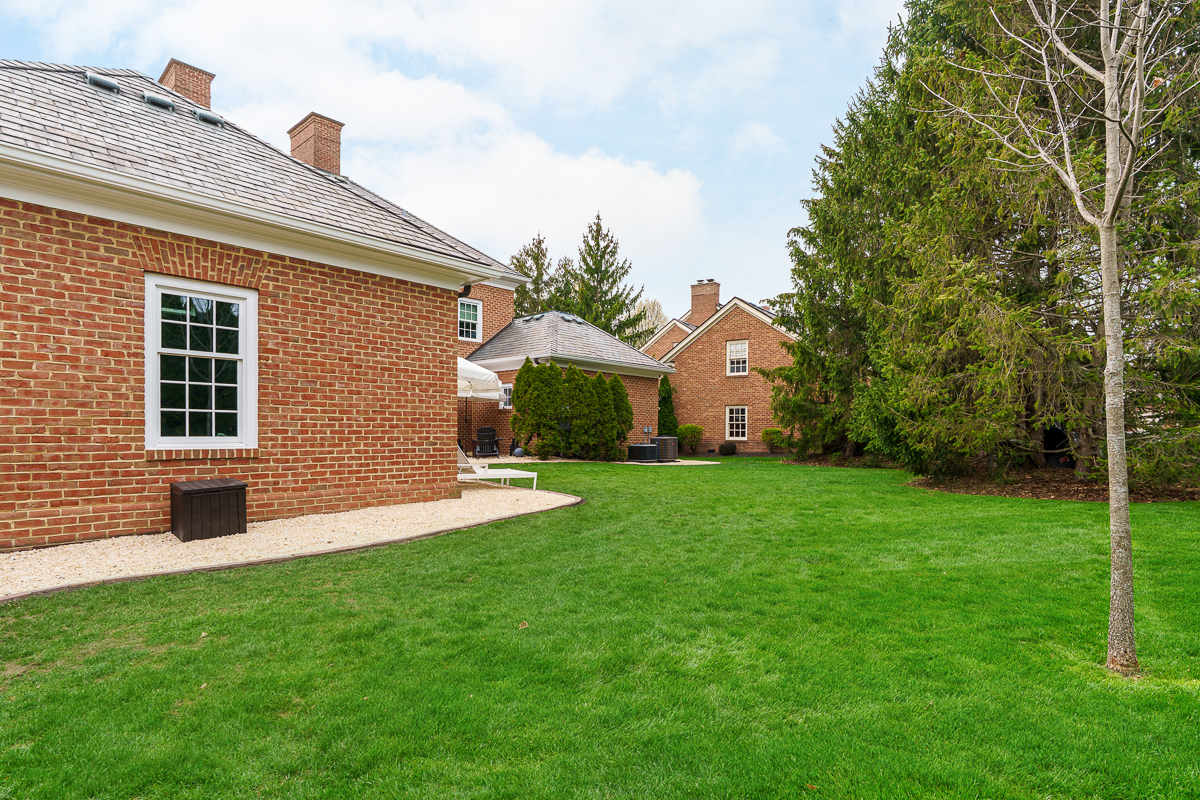 4945 Yantis Dr-18