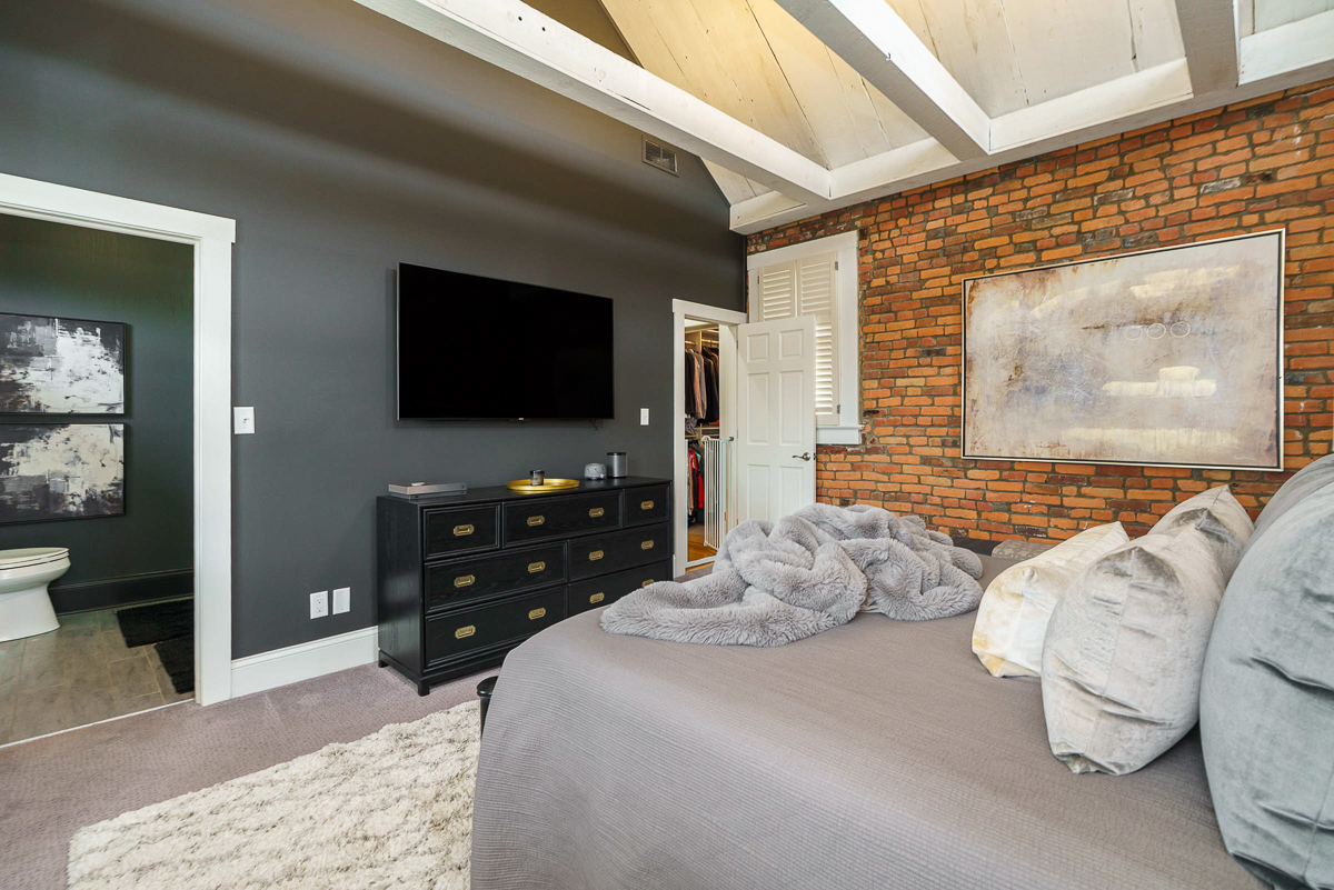 596 s 6th St-50