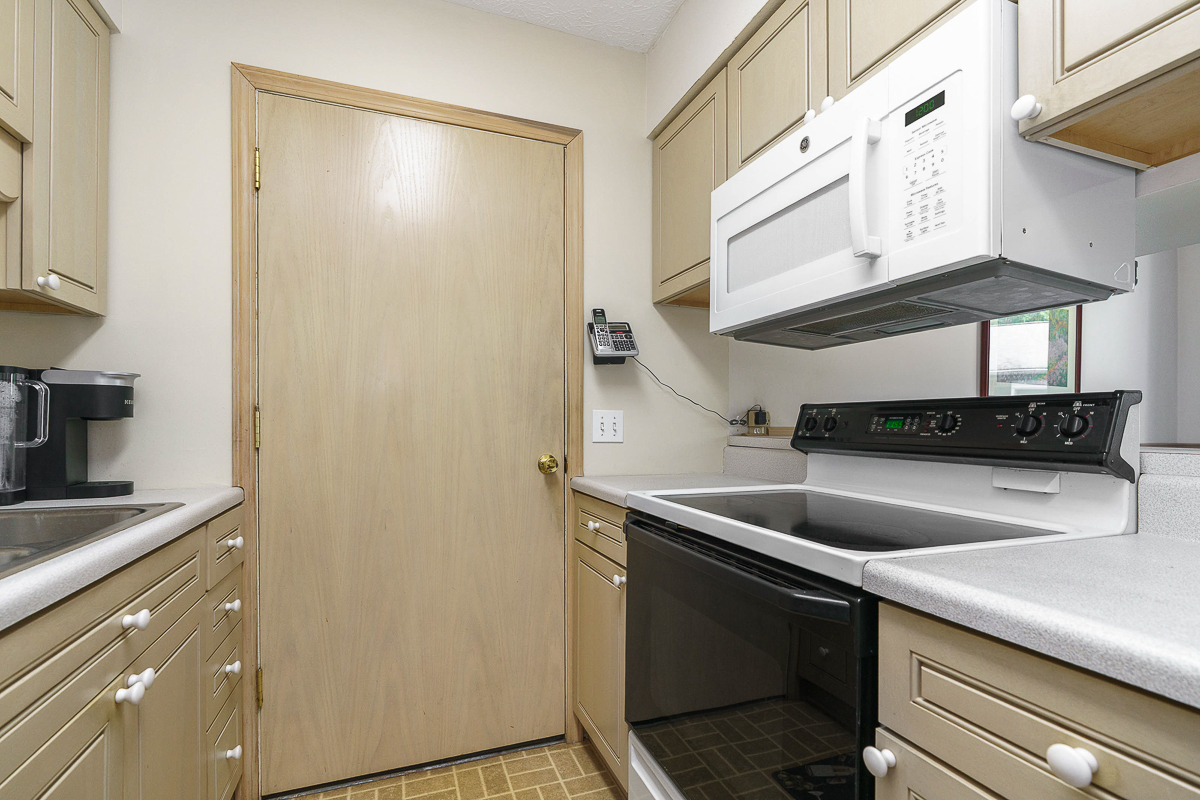 6357 New London Dr-18