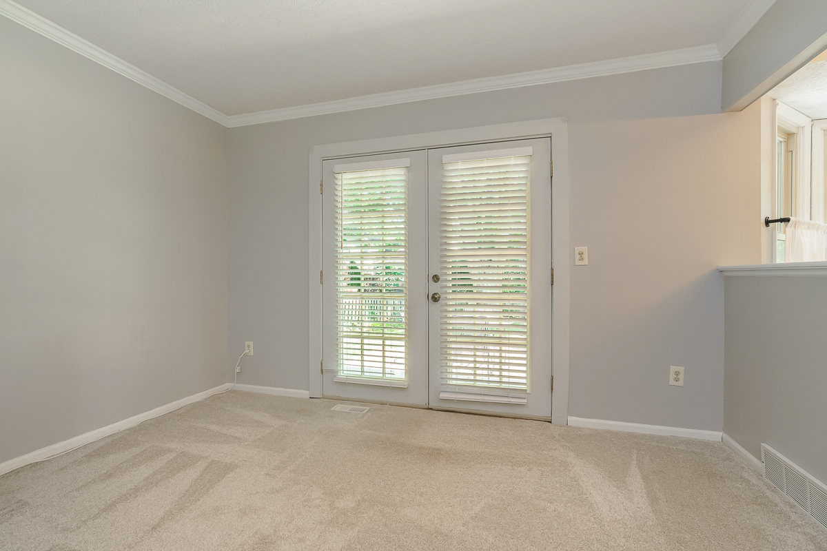 7439 Saunderlane Rd-19